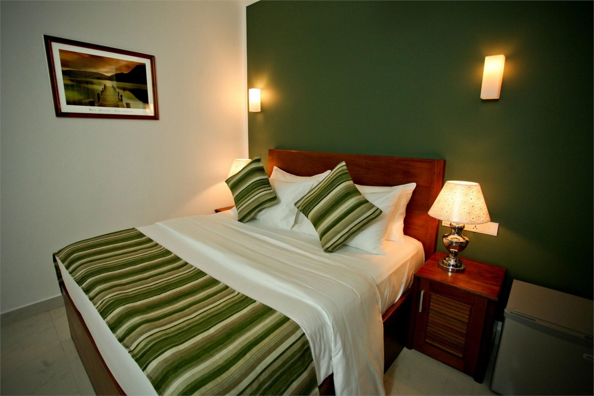Hotel Travellers Nest Канди Екстериор снимка
