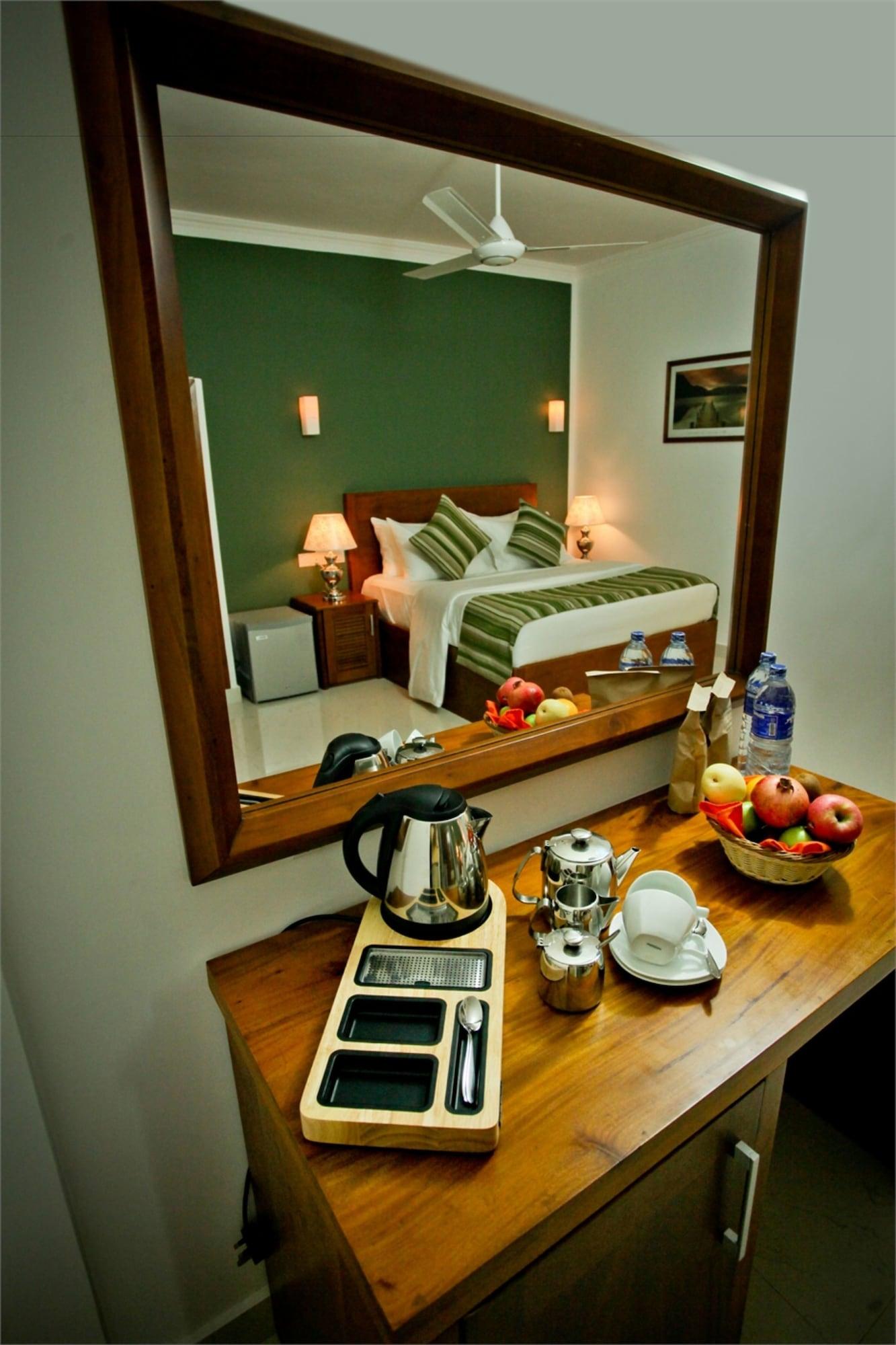 Hotel Travellers Nest Канди Екстериор снимка