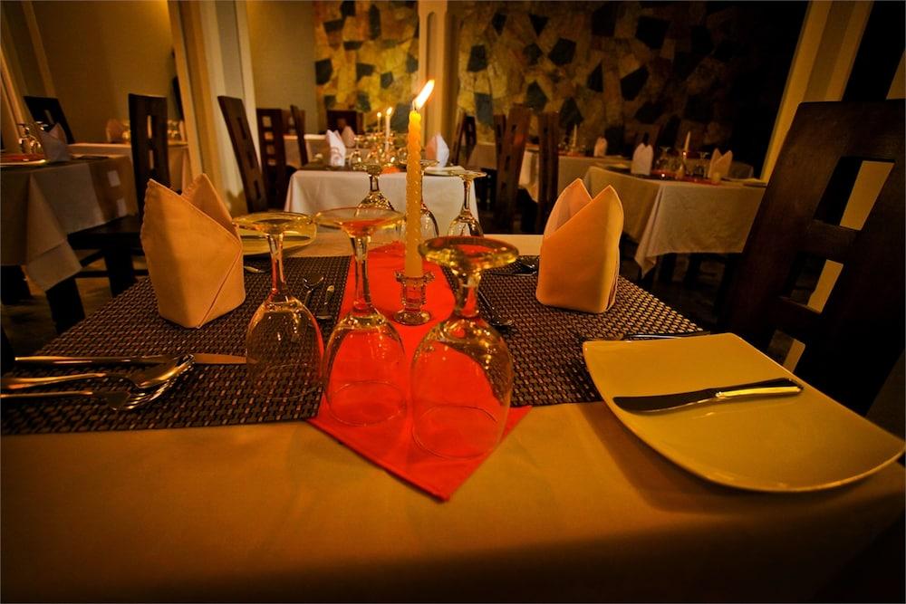 Hotel Travellers Nest Канди Екстериор снимка