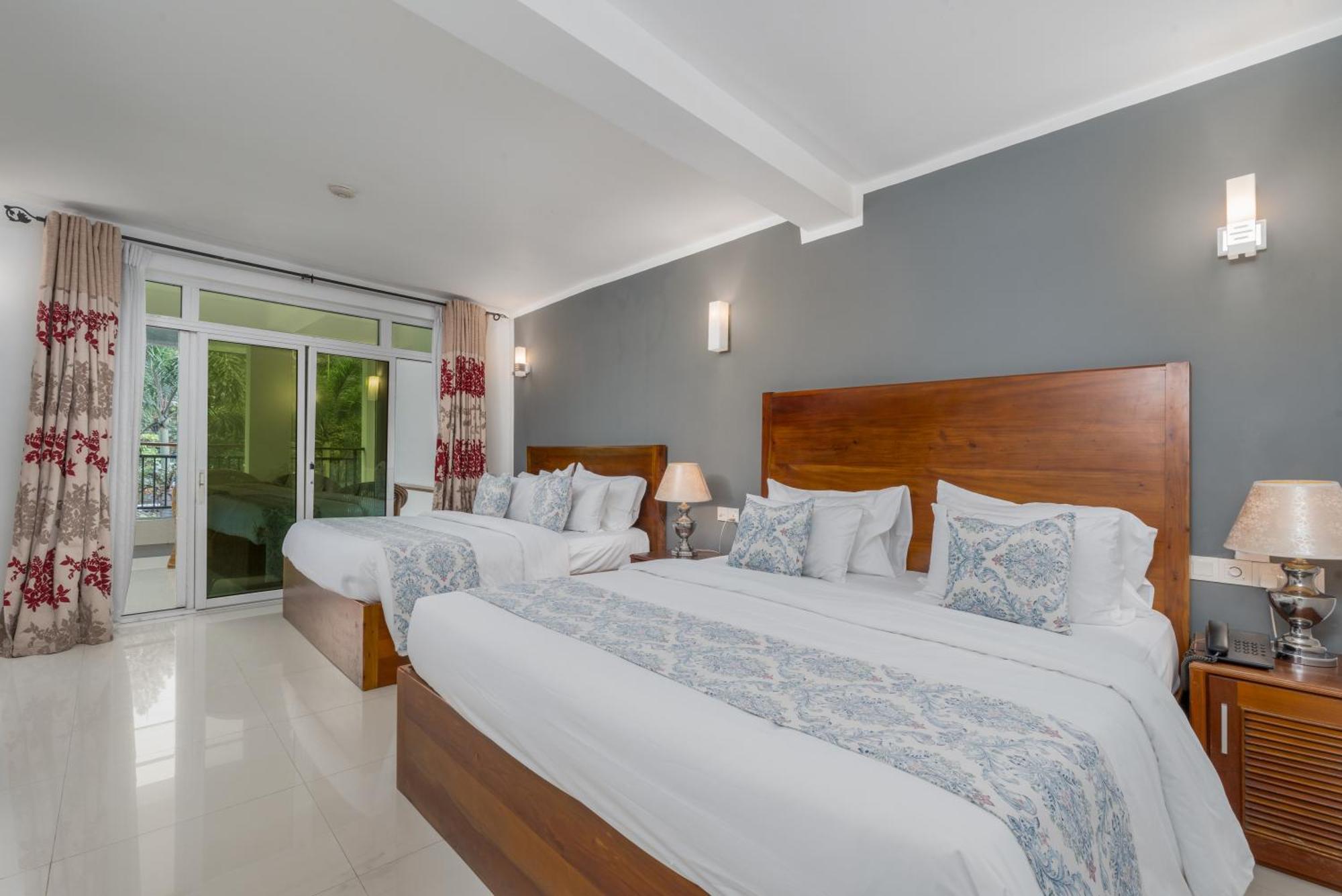 Hotel Travellers Nest Канди Екстериор снимка
