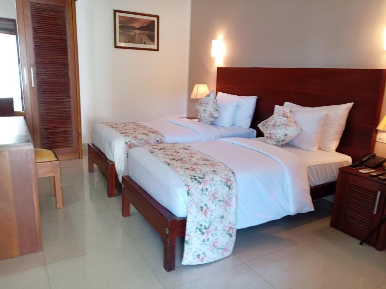 Hotel Travellers Nest Канди Екстериор снимка