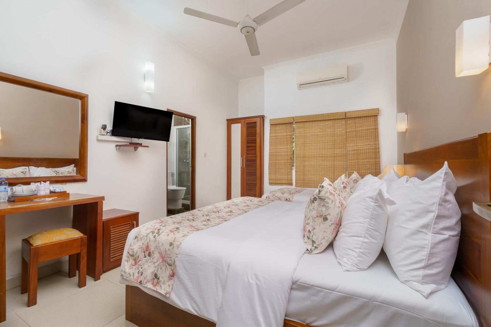 Hotel Travellers Nest Канди Екстериор снимка
