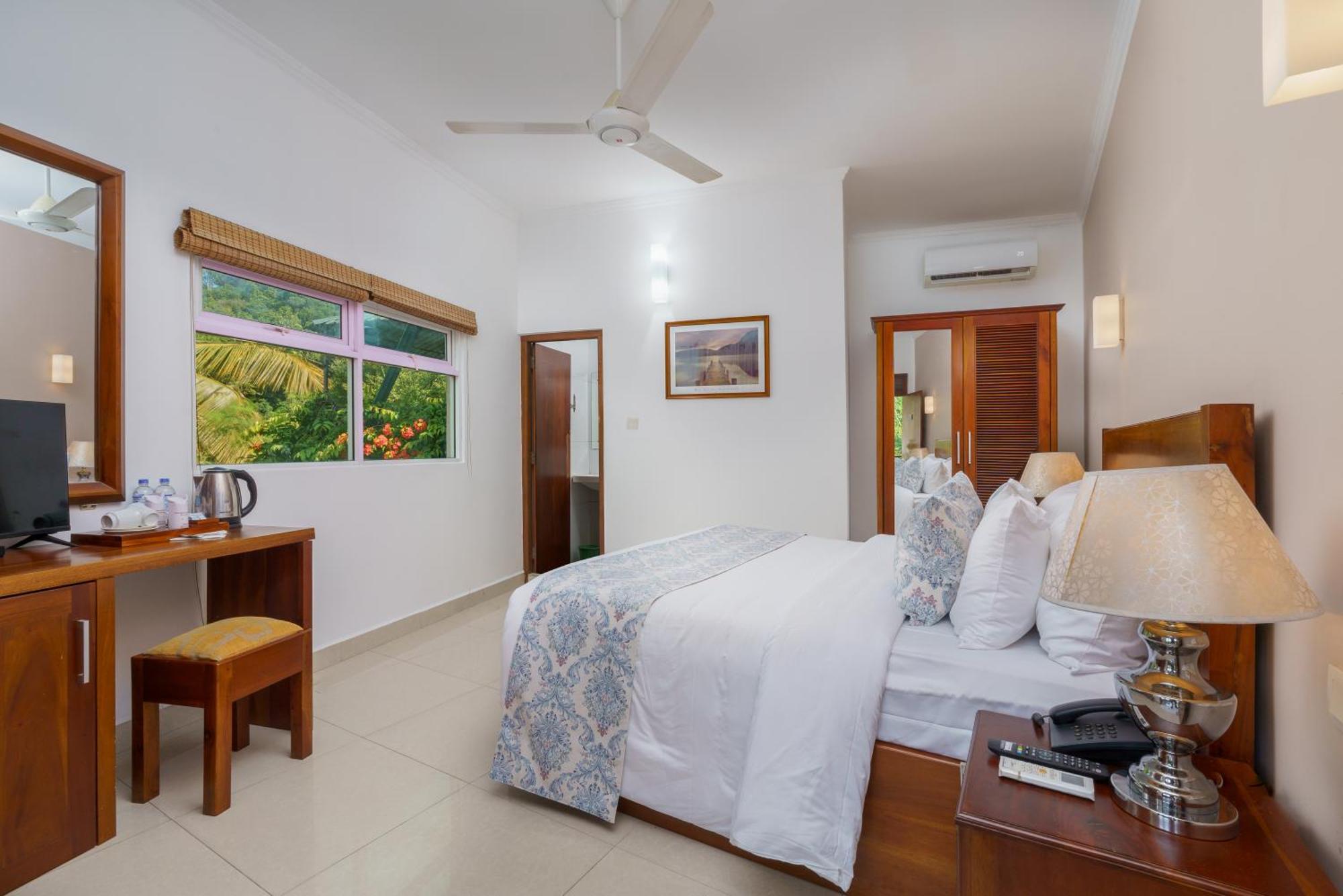 Hotel Travellers Nest Канди Екстериор снимка