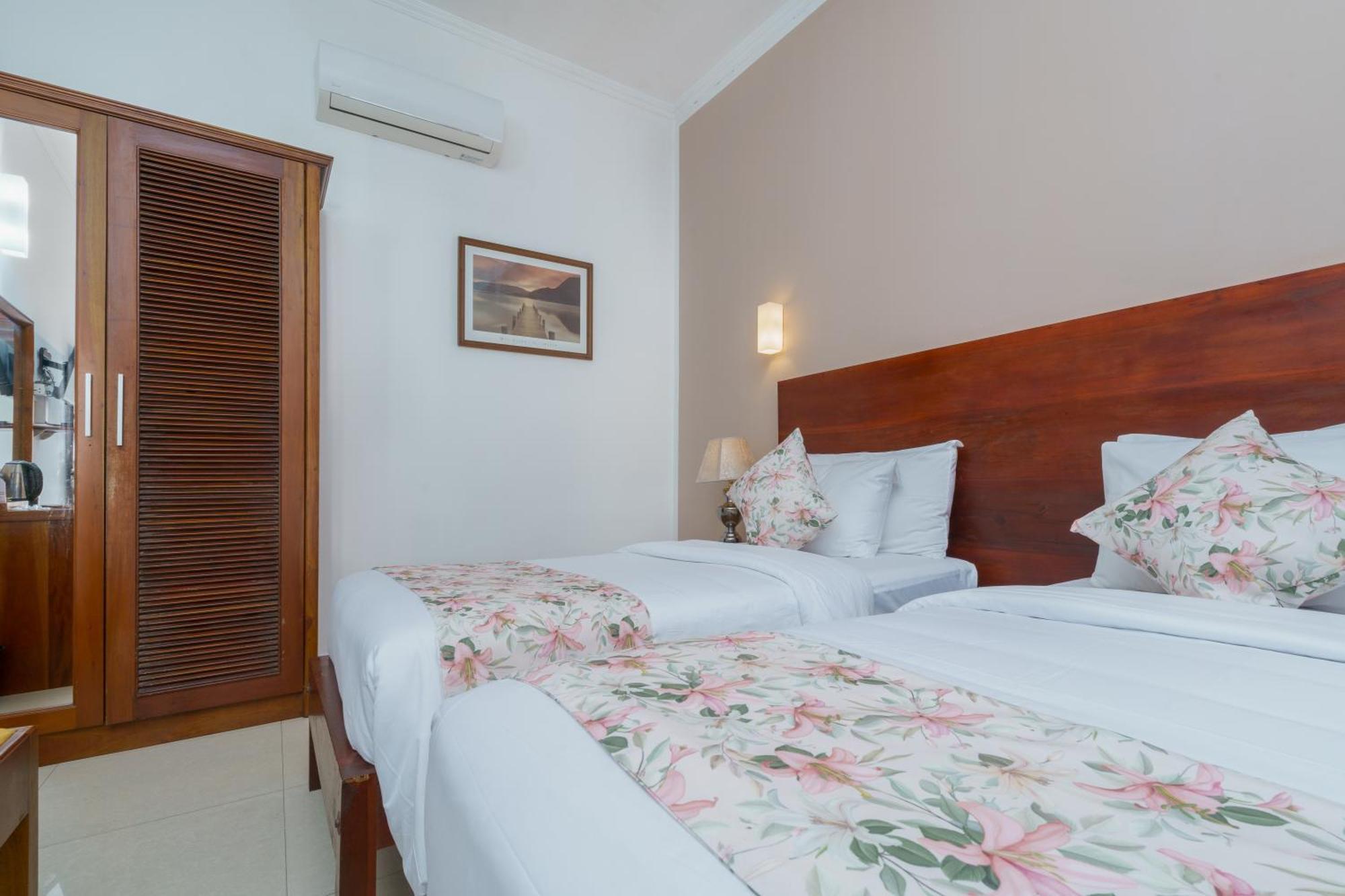 Hotel Travellers Nest Канди Екстериор снимка