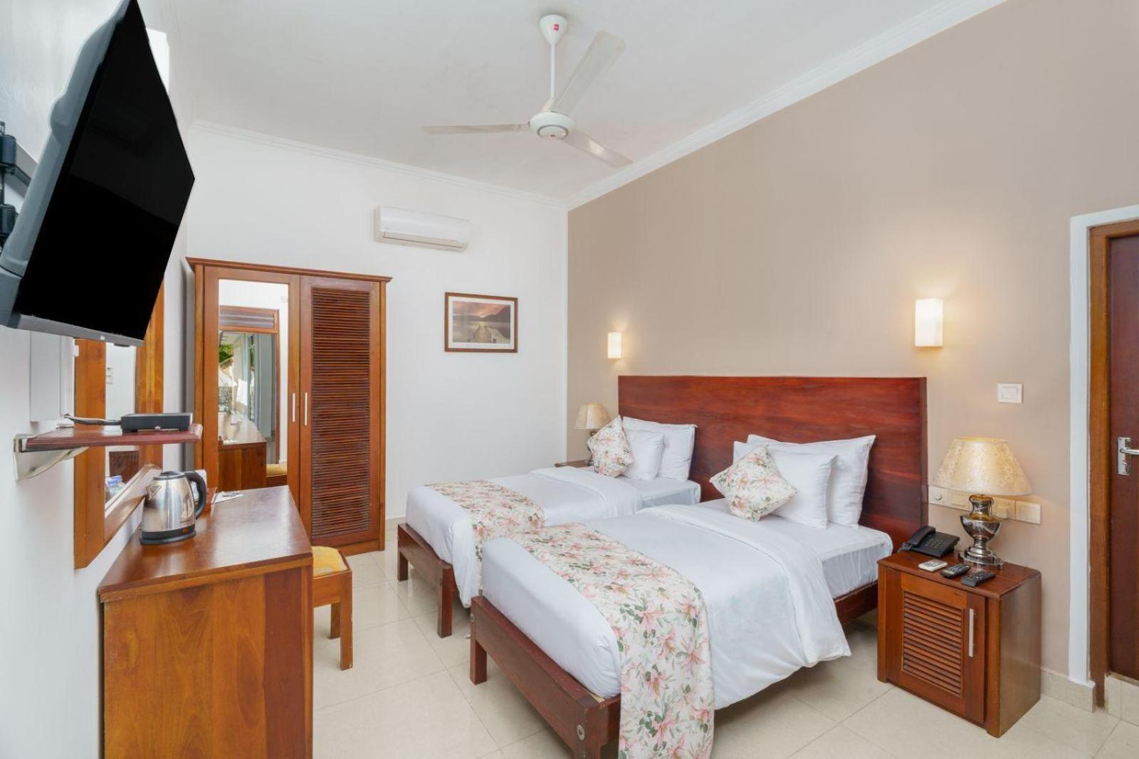 Hotel Travellers Nest Канди Екстериор снимка