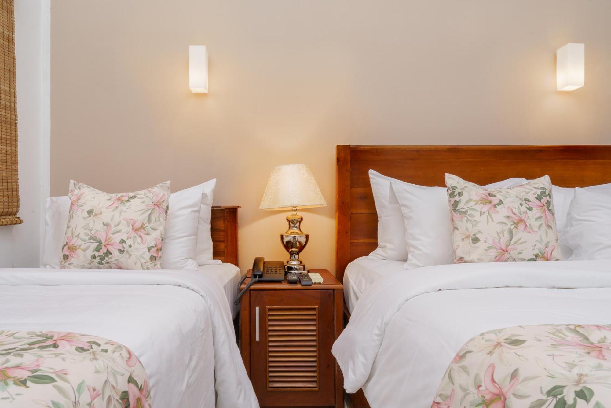 Hotel Travellers Nest Канди Екстериор снимка