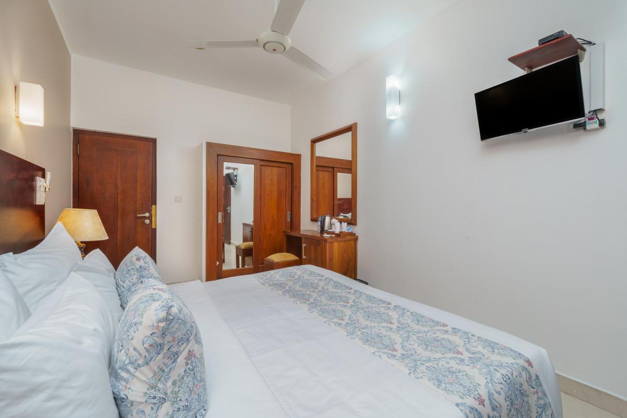 Hotel Travellers Nest Канди Екстериор снимка