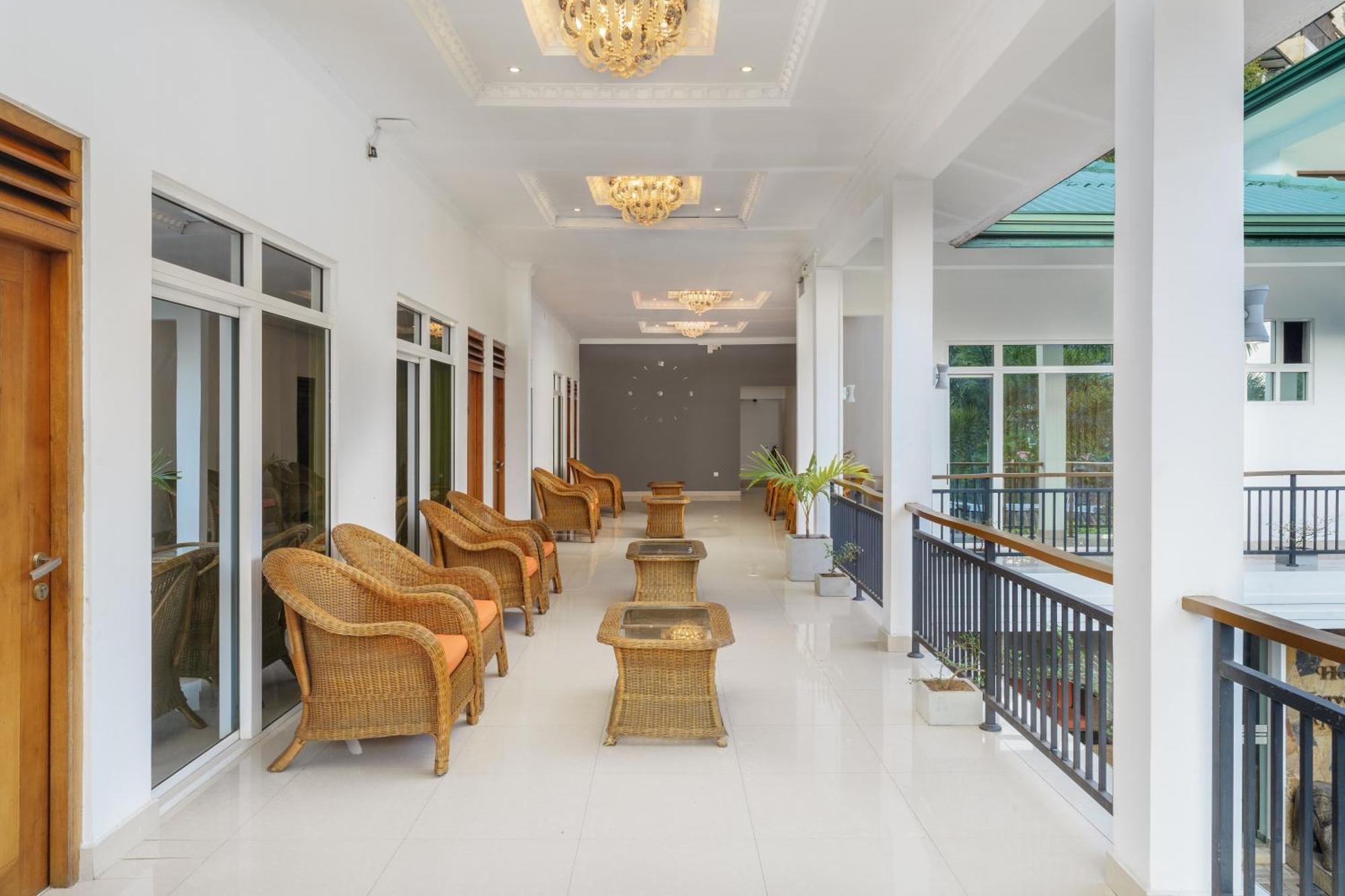 Hotel Travellers Nest Канди Екстериор снимка