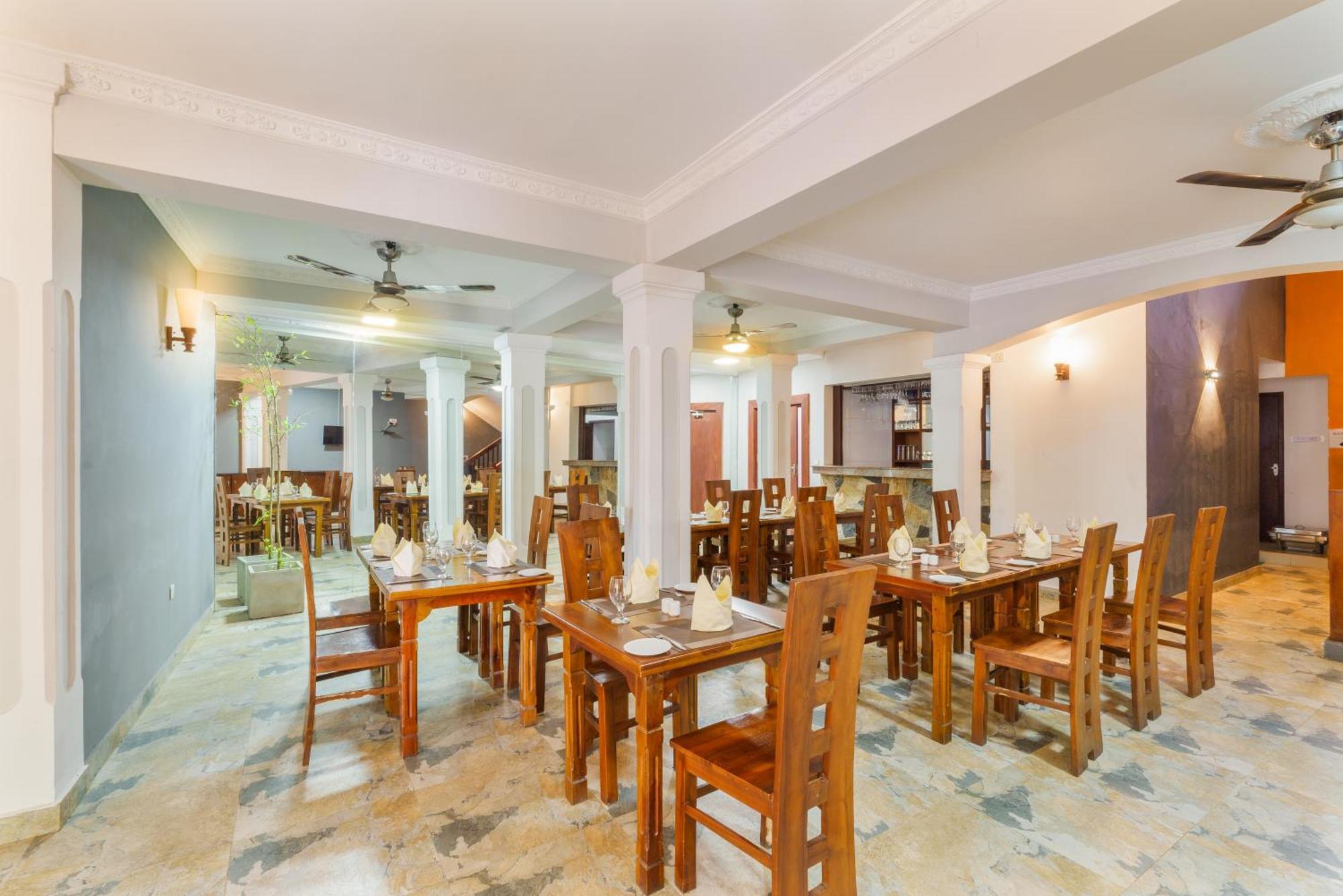 Hotel Travellers Nest Канди Екстериор снимка