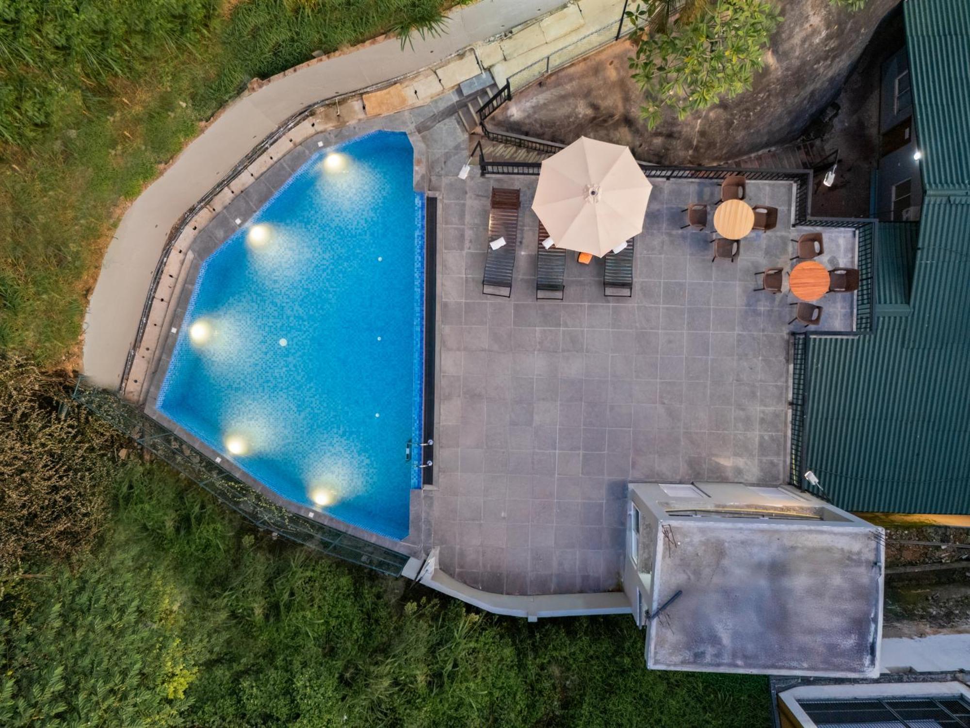 Hotel Travellers Nest Канди Екстериор снимка