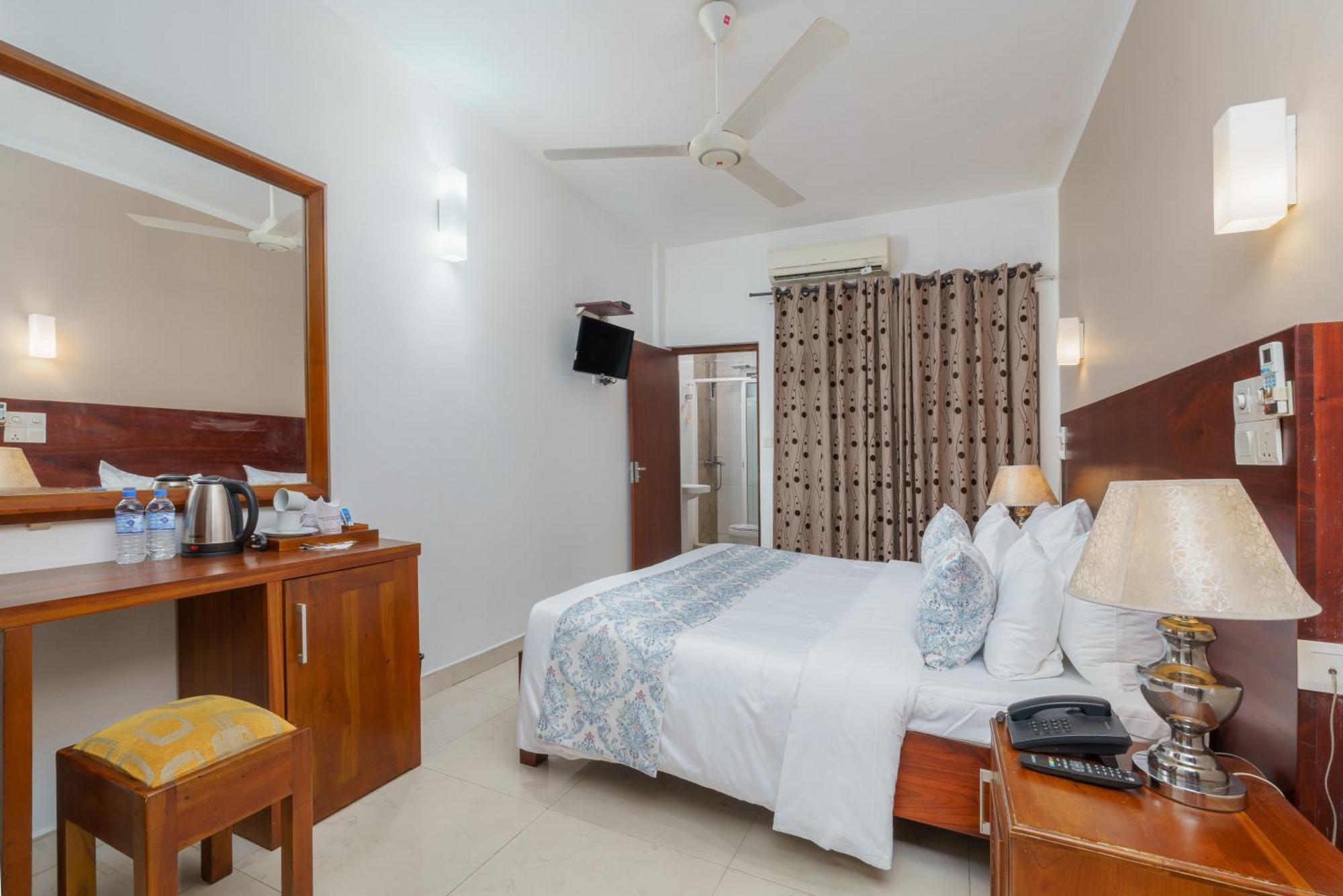 Hotel Travellers Nest Канди Екстериор снимка