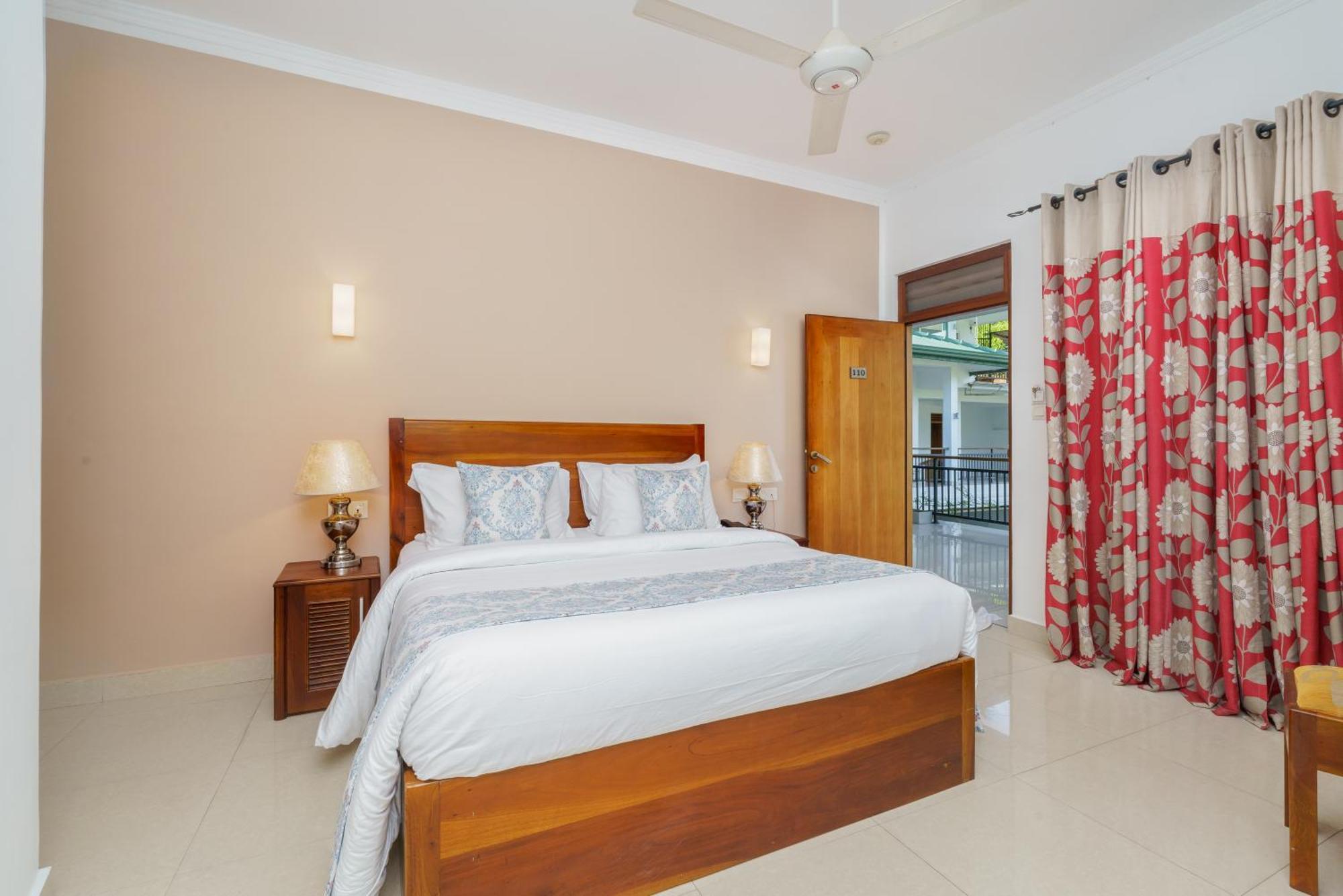 Hotel Travellers Nest Канди Екстериор снимка