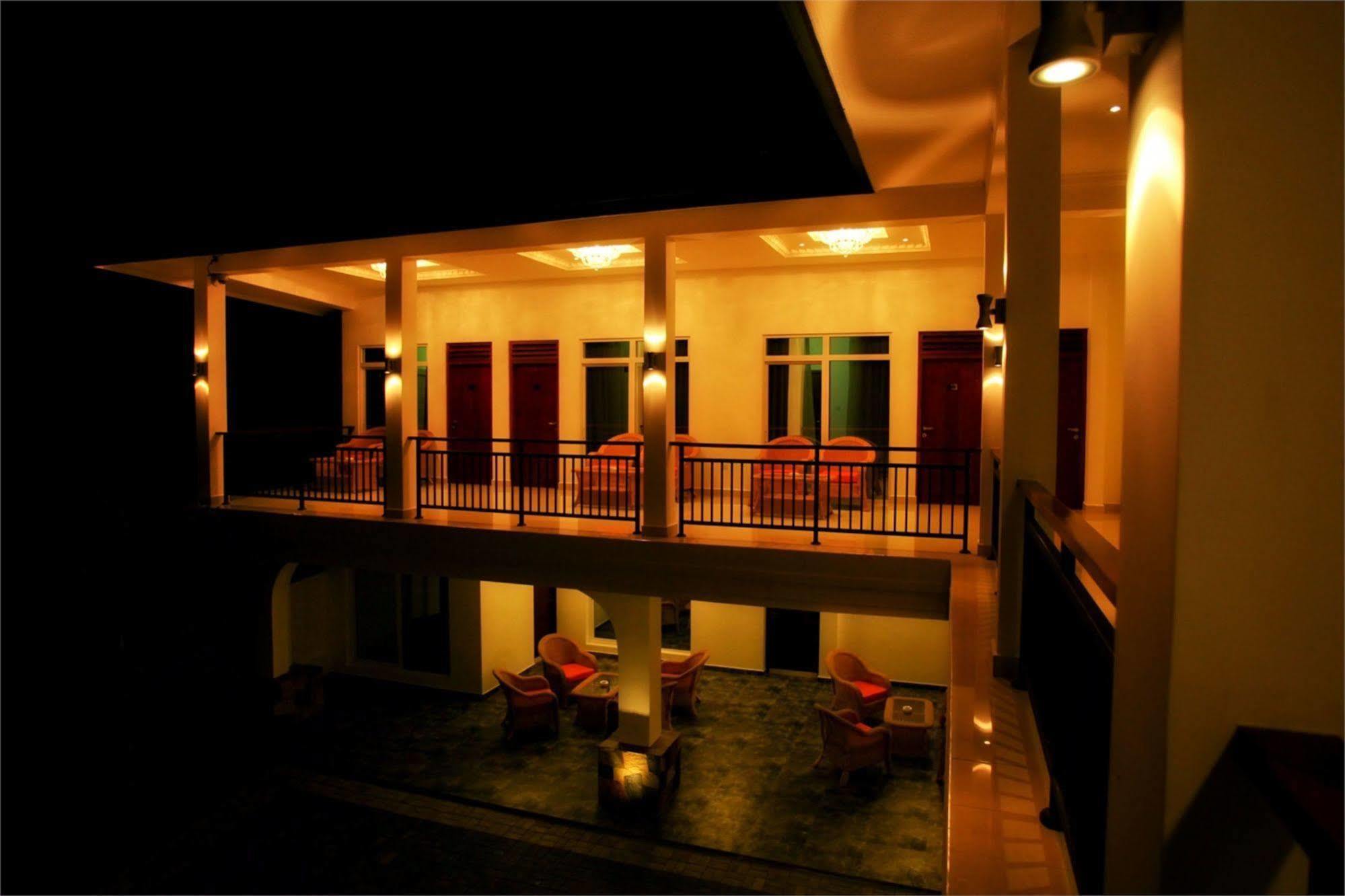 Hotel Travellers Nest Канди Екстериор снимка
