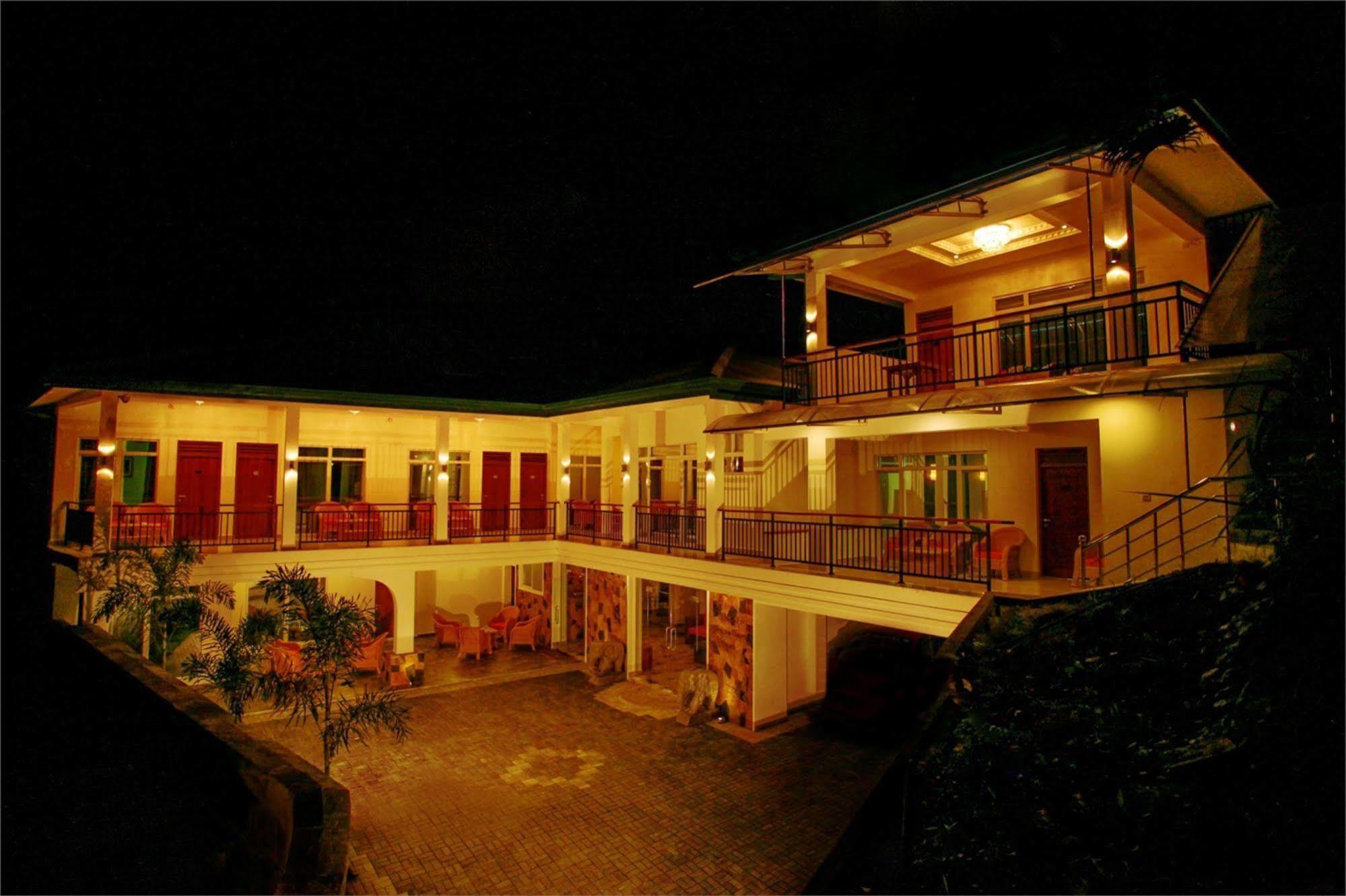 Hotel Travellers Nest Канди Екстериор снимка