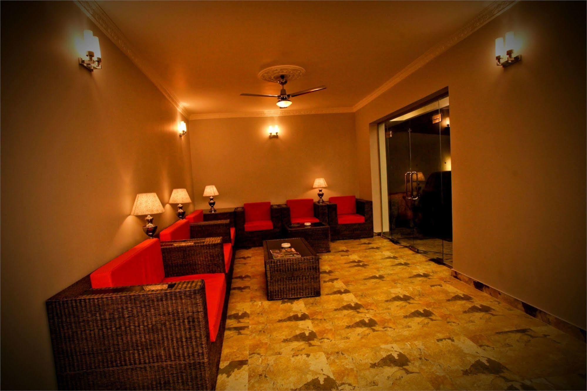 Hotel Travellers Nest Канди Екстериор снимка