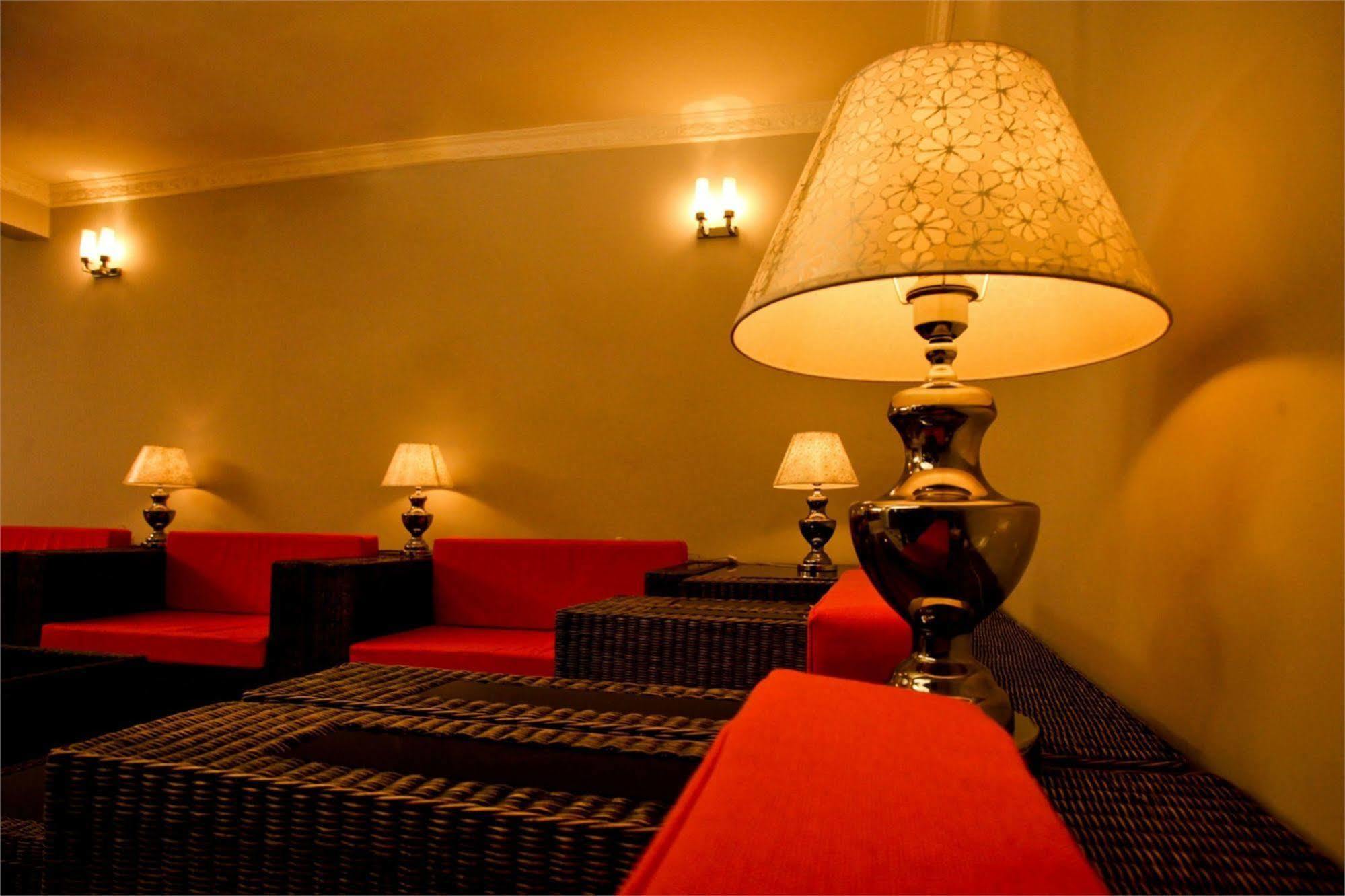 Hotel Travellers Nest Канди Екстериор снимка