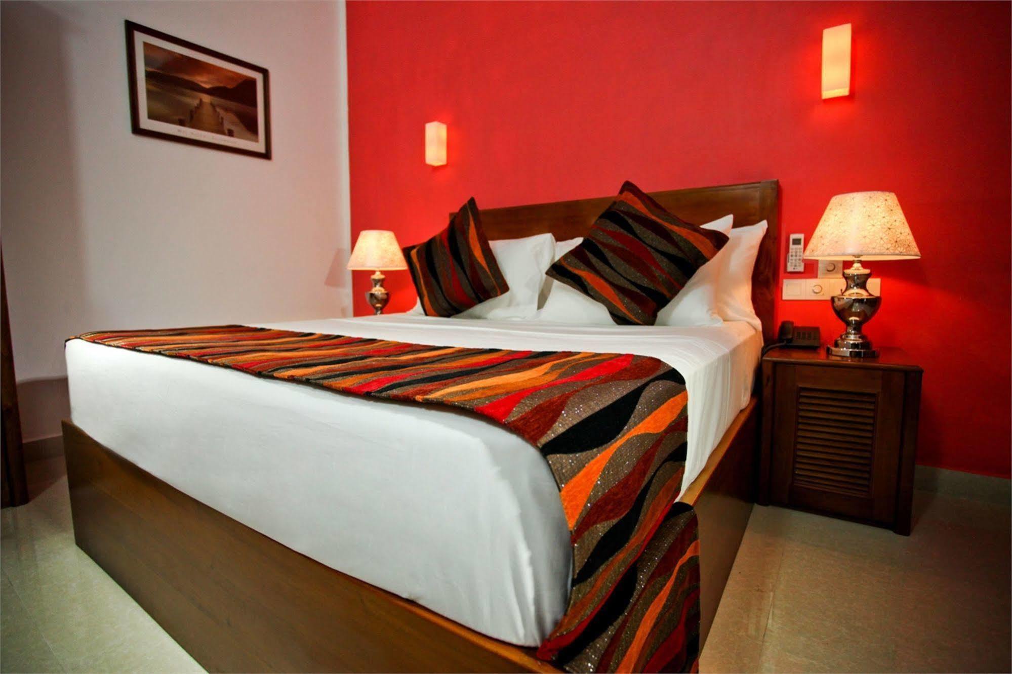 Hotel Travellers Nest Канди Екстериор снимка