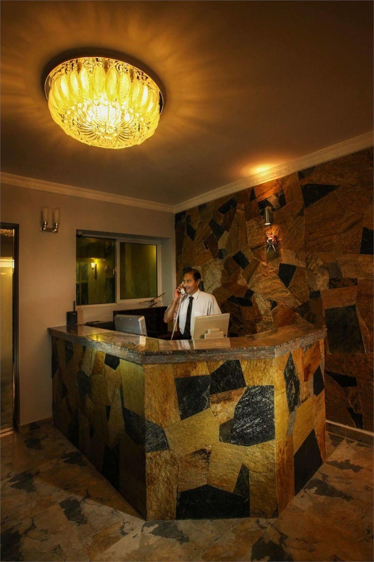 Hotel Travellers Nest Канди Екстериор снимка