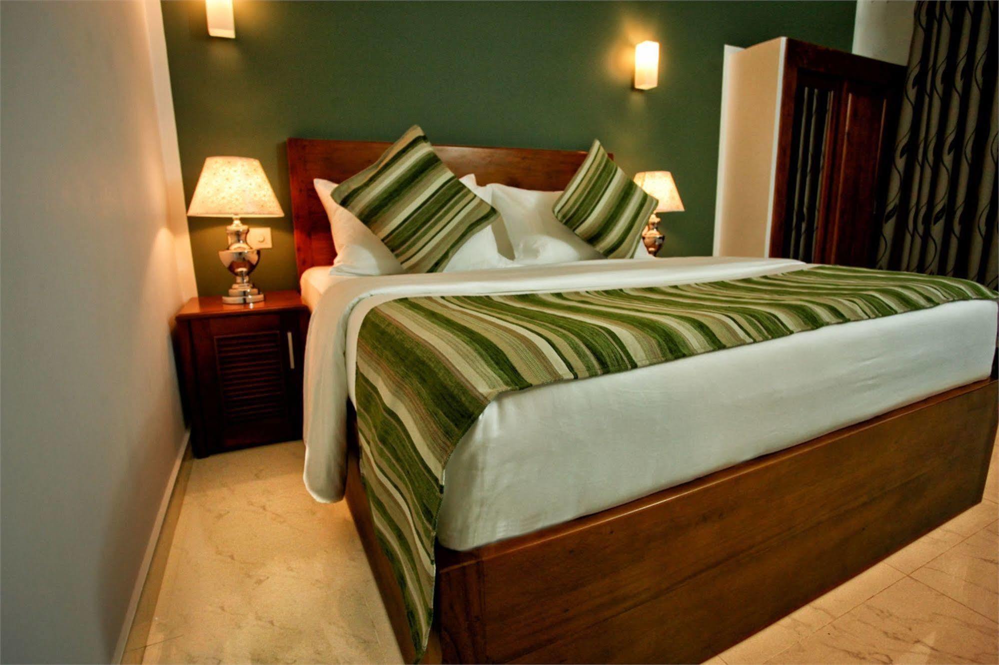 Hotel Travellers Nest Канди Екстериор снимка