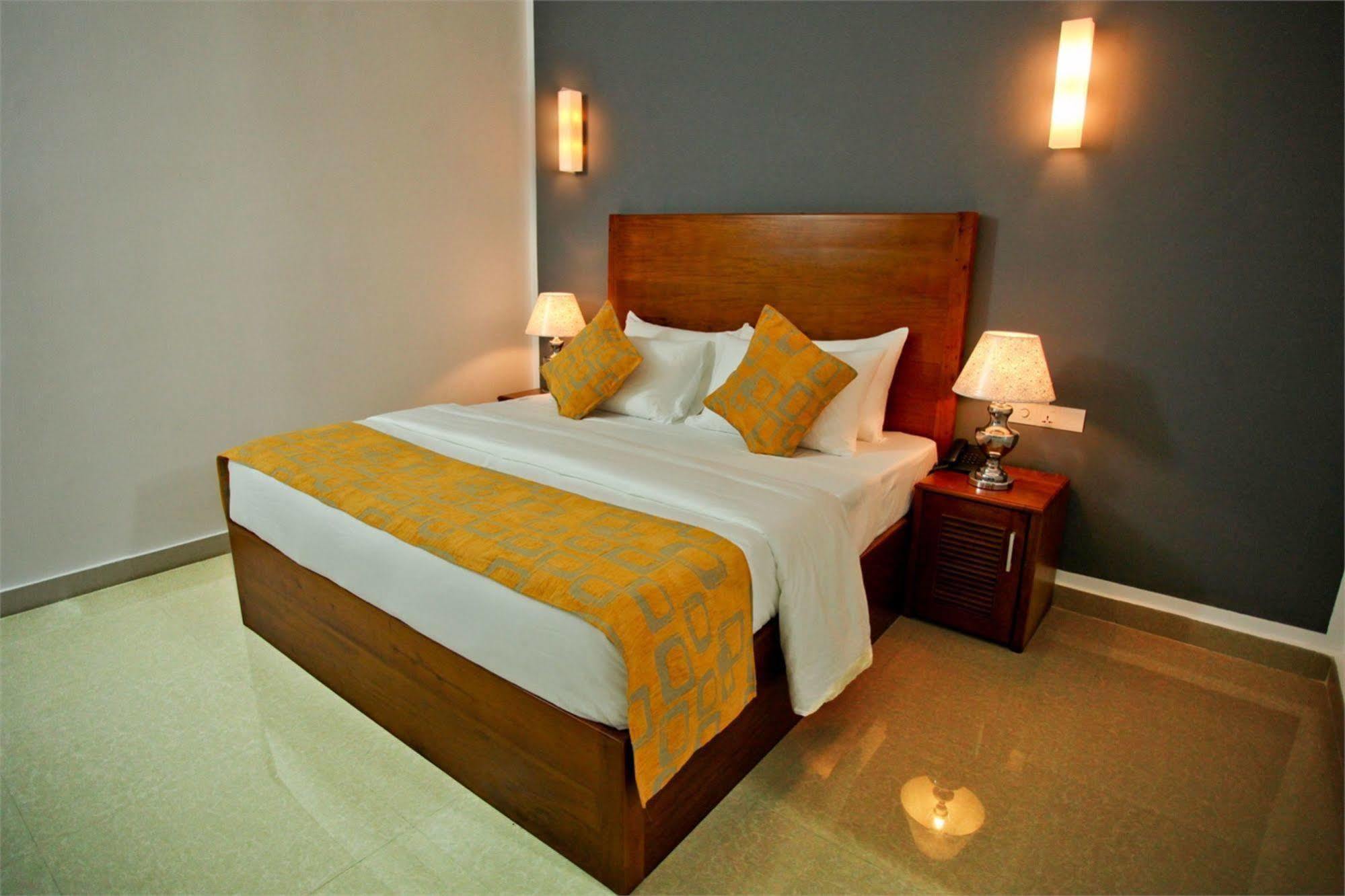 Hotel Travellers Nest Канди Екстериор снимка