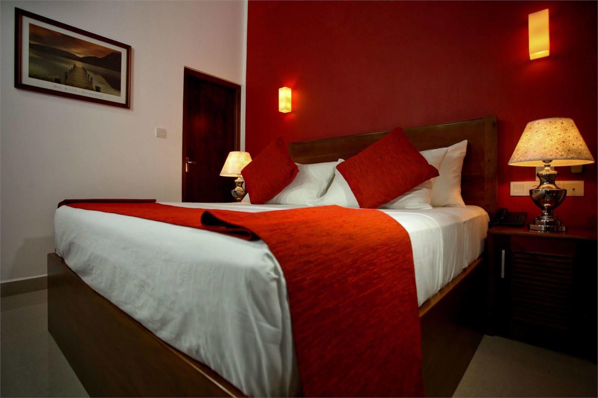 Hotel Travellers Nest Канди Екстериор снимка